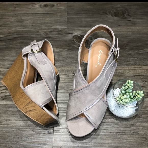 Grey quilid wedge - Picture 1 of 2
